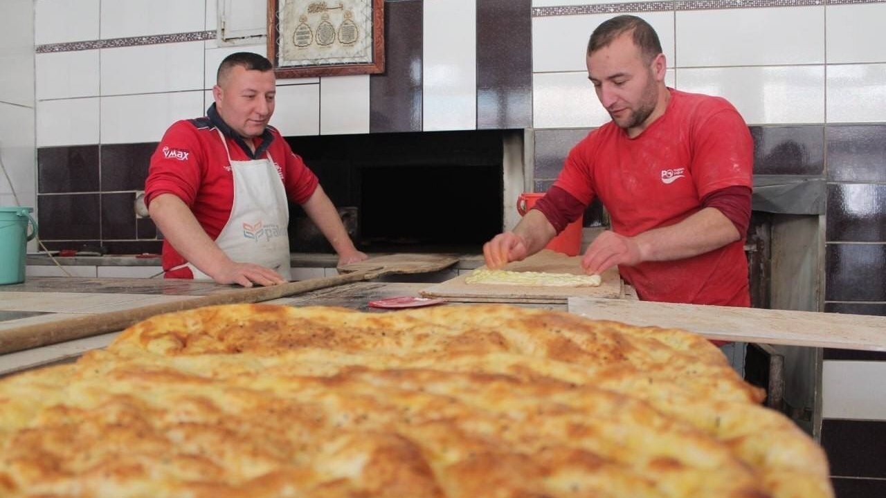 Fırıncıların 200 derece ateş başında ekmek mesaisi