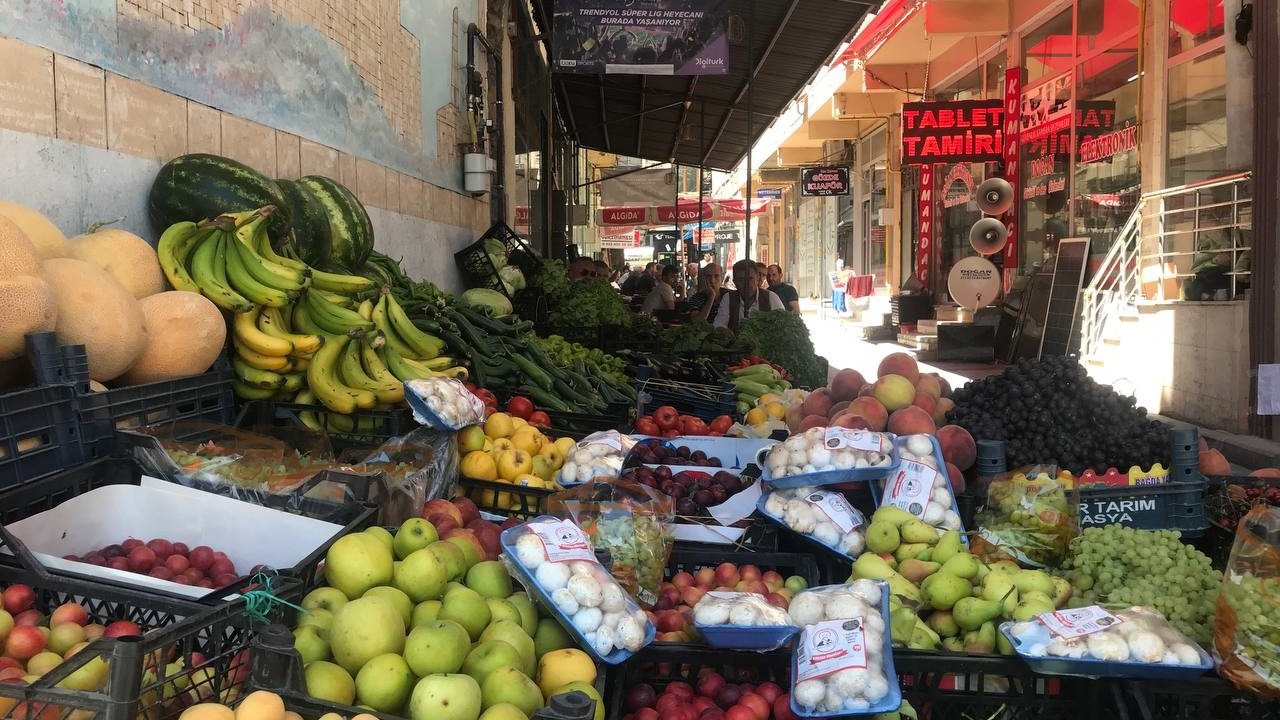 Bayburt’ta bir vatandaş elma aldığı tezgahın satıcısını bulamayınca notla para bırakıp helallik istedi