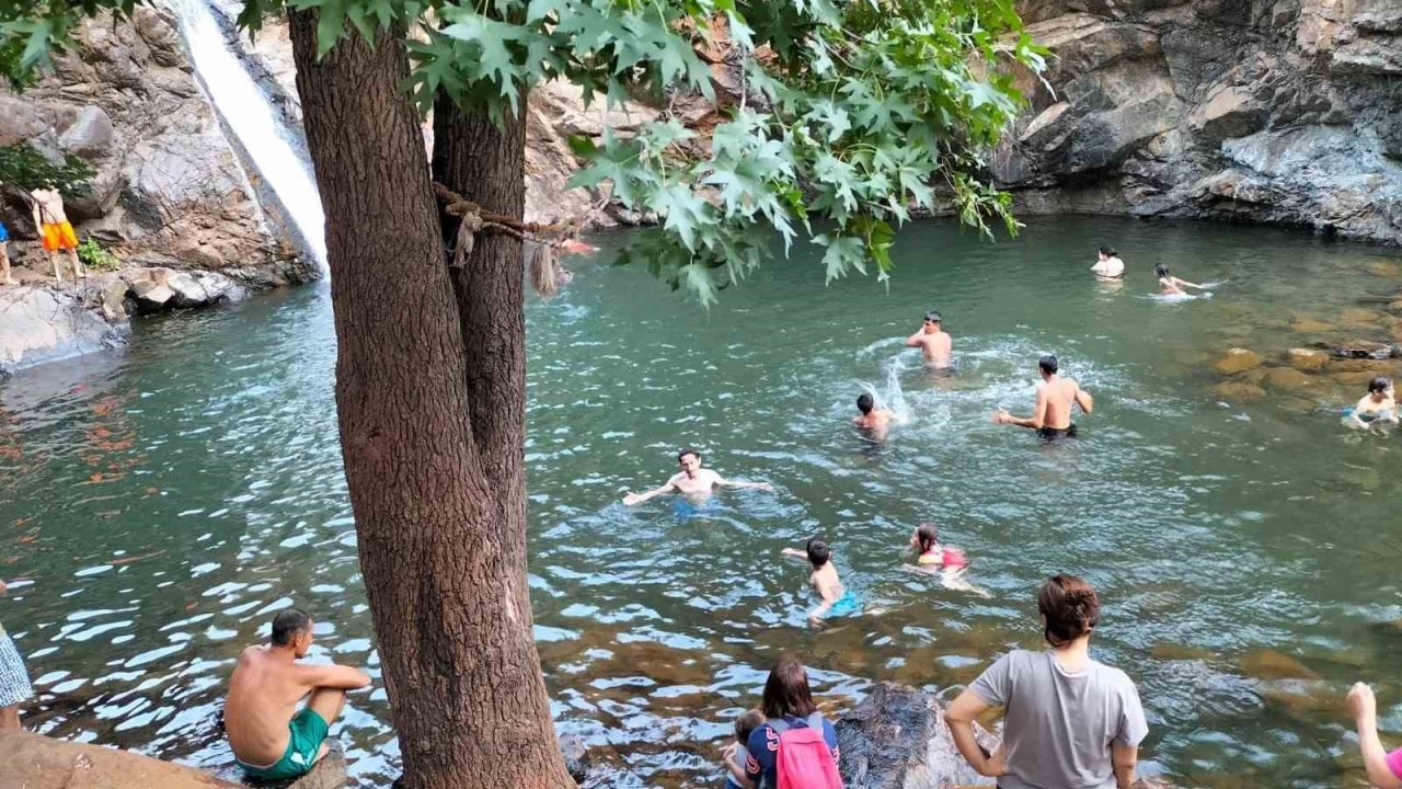 Köyceğiz Toparlar Şelalesi serinlemek isteyenlerin uğrak noktası oluyor