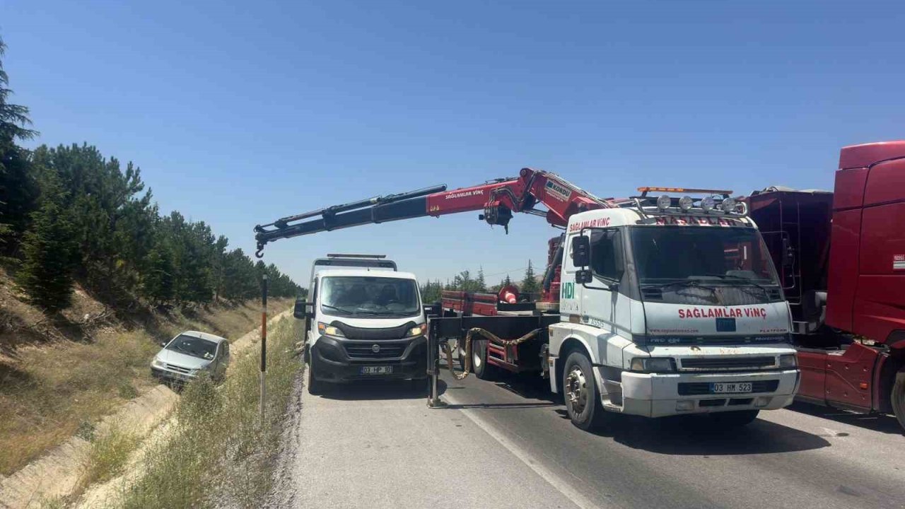 Şarampole devrilen otomobilde 3 kişi yaralandı