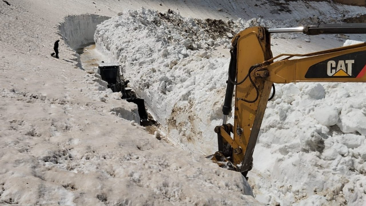 Haziran ayında 8 metreyi bulan karda yol açma çalışması