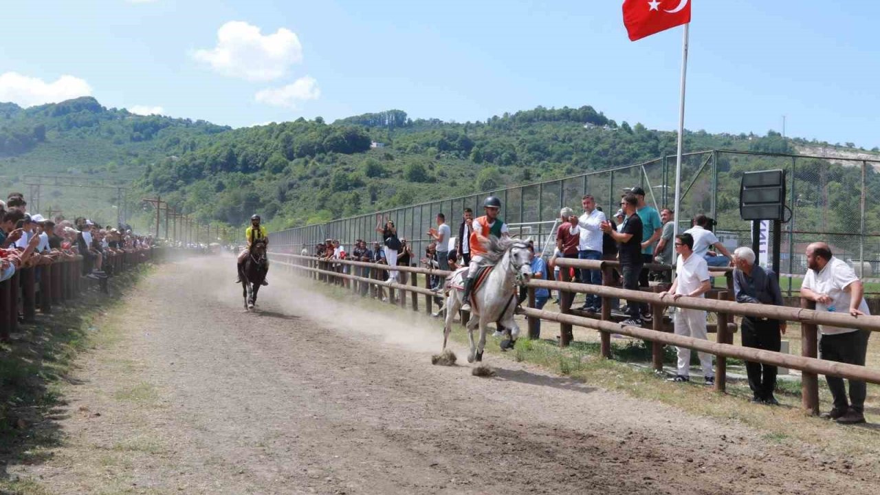 Ünye’de rahvan at yarışı heyecanı