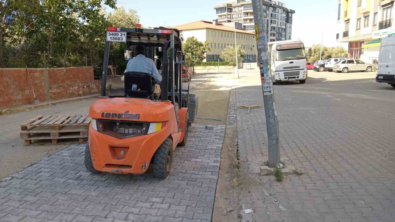 Edremit Belediyesi Kadıköy Mahallesi’nde yolları düzenliyor