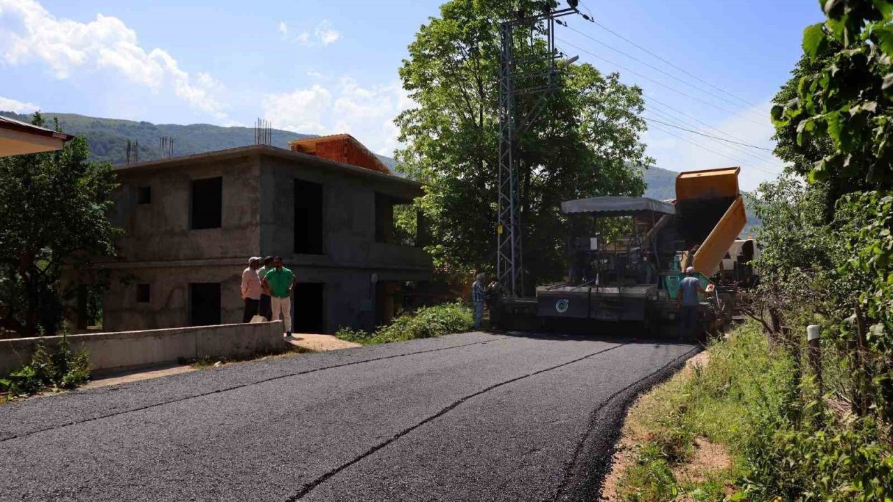 Ordu’nun kırsal yol ağında sıcak asfalt çalışmaları sürüyor