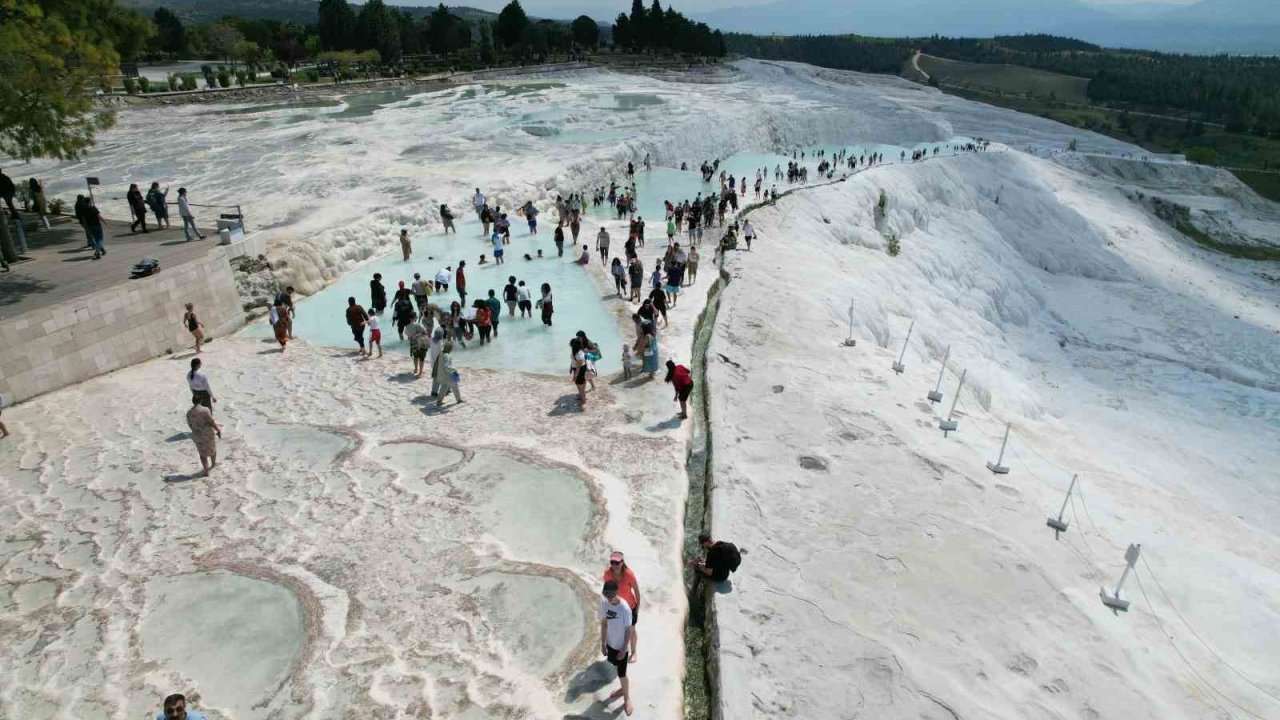 Pamukkale bayramda akına uğradı