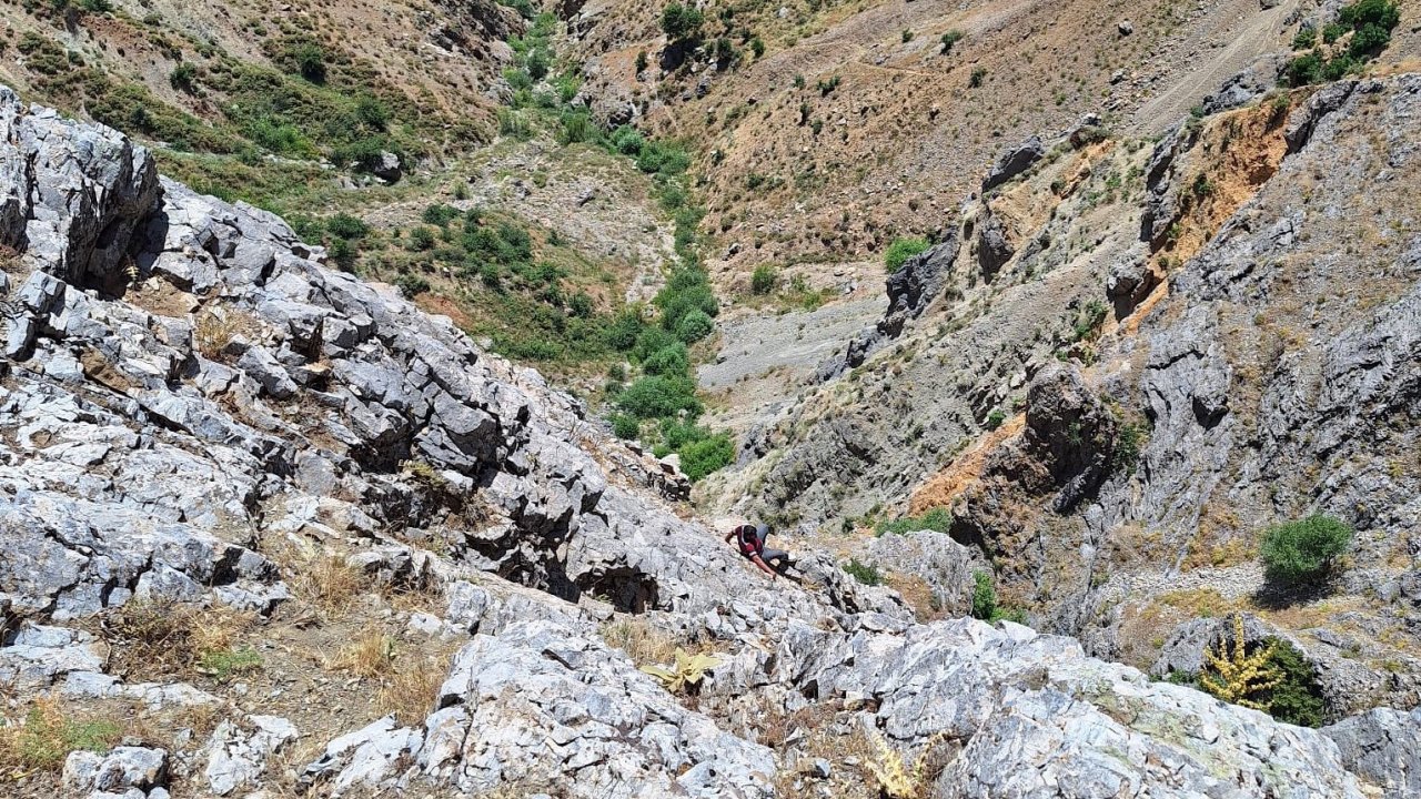 Kayalıklarda mahsur kalan şahsı AFAD kurtardı