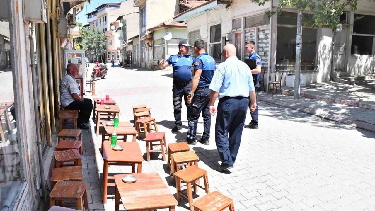 Emet Belediye zabıtasından kaldırım işgaline yönelik denetim