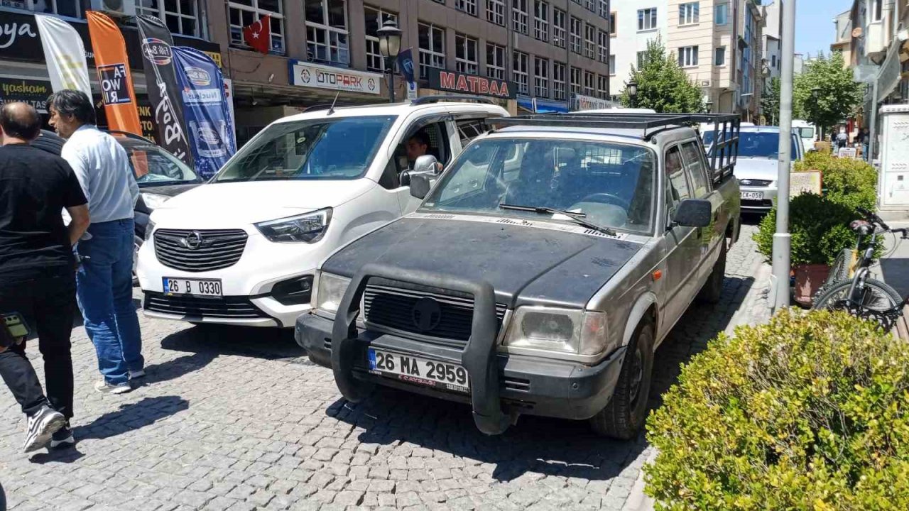 Ara sokakta yol ortasına bırakılan araç trafiği tıkadı