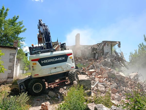 Kars metruk binaların yıkımı devam ediyor