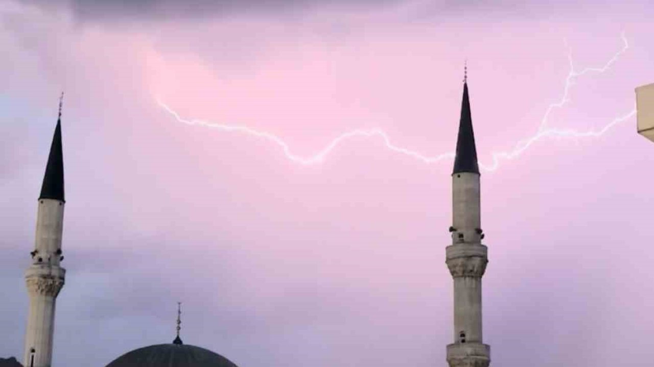 Yüksekova’da cami minareleri arkasında çakan şimşeklerden görsel şölen