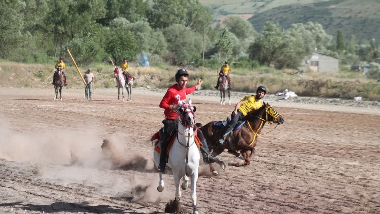 Dede Korkut diyarı Bayburt’ta festival tadında cirit şöleni yaşanıyor