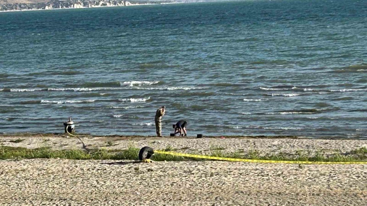 Eğirdir Gölü’nde bulunan el bombaları imha edilmek üzere gölden çıkarıldı