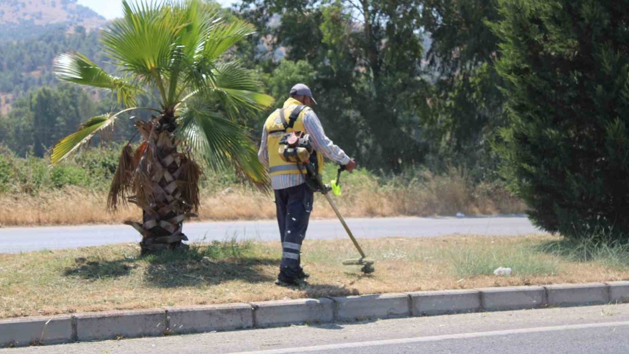 Temizlik işçilerinin sıcakla mücadelesi başladı