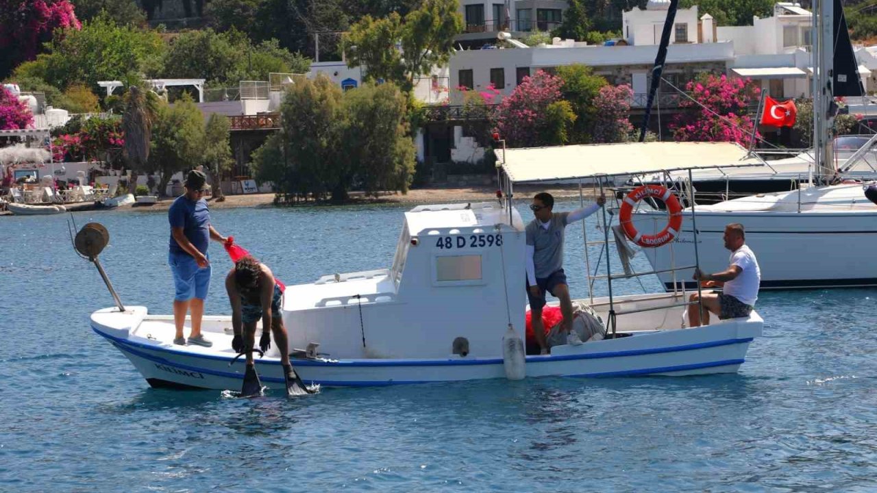 Gümüşlük’te deniz dibi temizliği