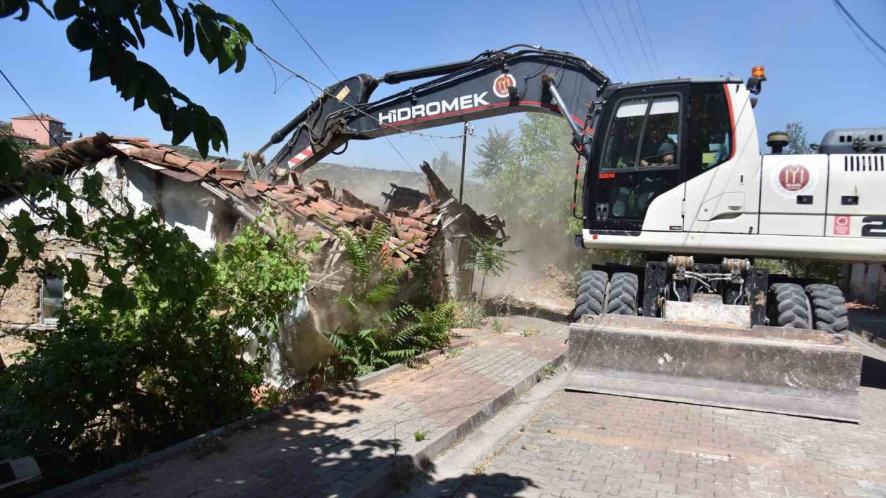 Tehlike oluşturan metruk yapılar yıkıldı