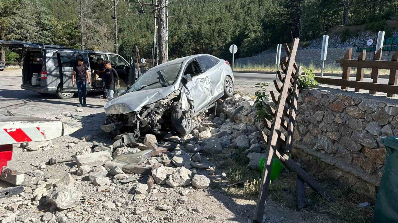 Otomobil dinlenme tesisinin bahçe duvarına çarptı, 2 kişi yaralandı