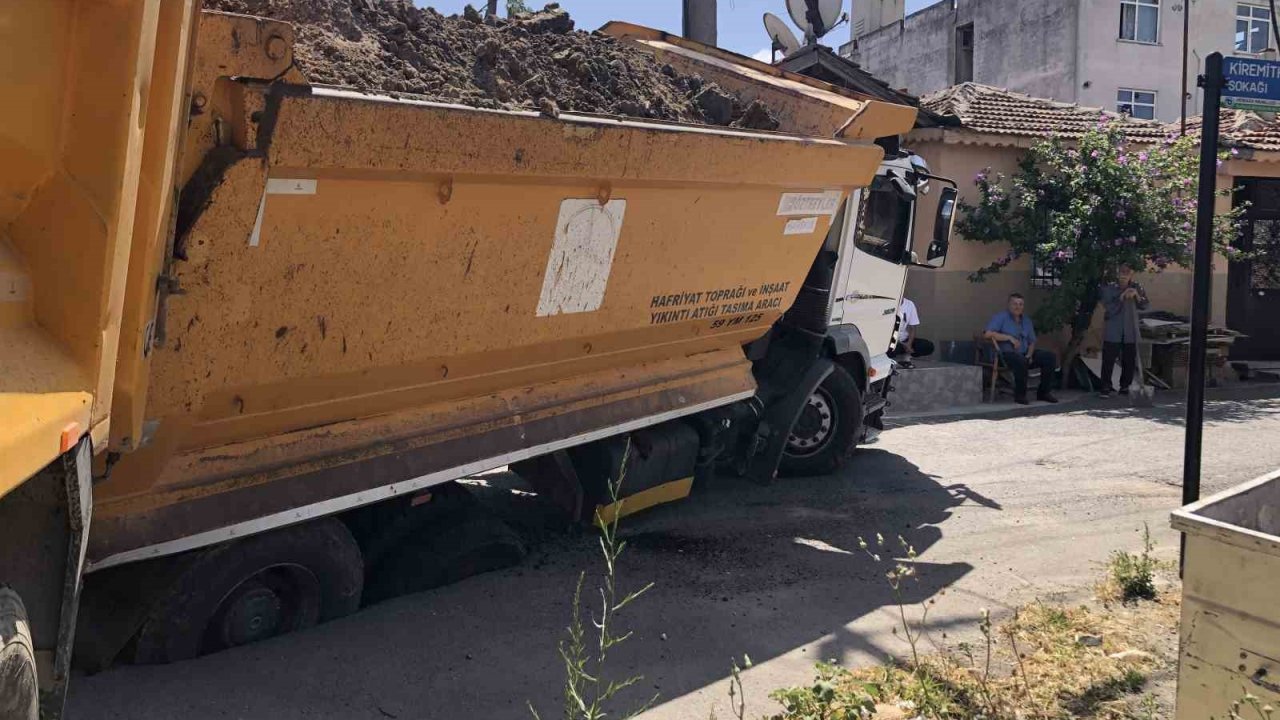 Tekirdağ’da asfalt yol çöktü: Kamyon yola saplandı