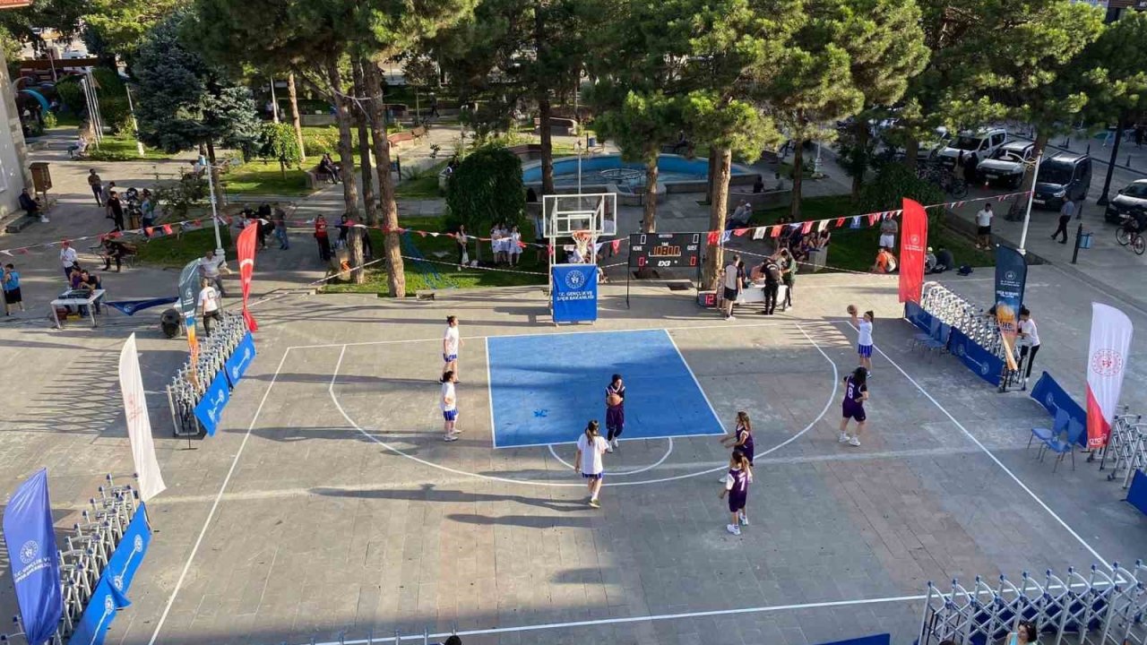 Erzincan’da sokaklar basketbol sahasına döndü