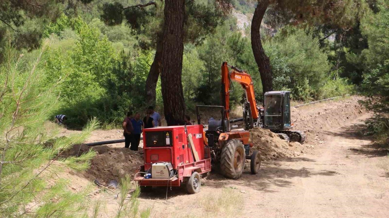 Taşkuyucak’ta eski içme suyu hattı çelik borularla yenileniyor