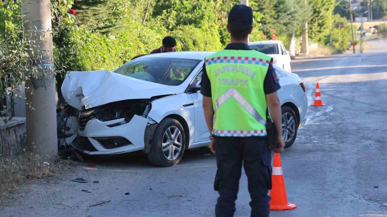 Elazığ’da otomobil beton direğe çarptı: 2 yaralı