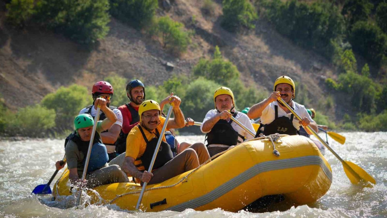 Vali Ali Çelik, Zap Suyu’nda gençlerle rafting yaptı