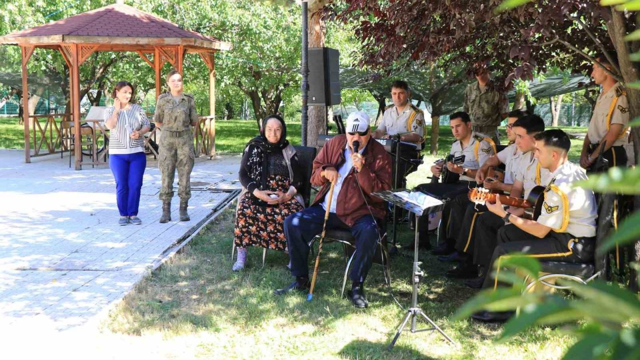 Askeri bando takımı, huzurevi sakinleri için çaldı