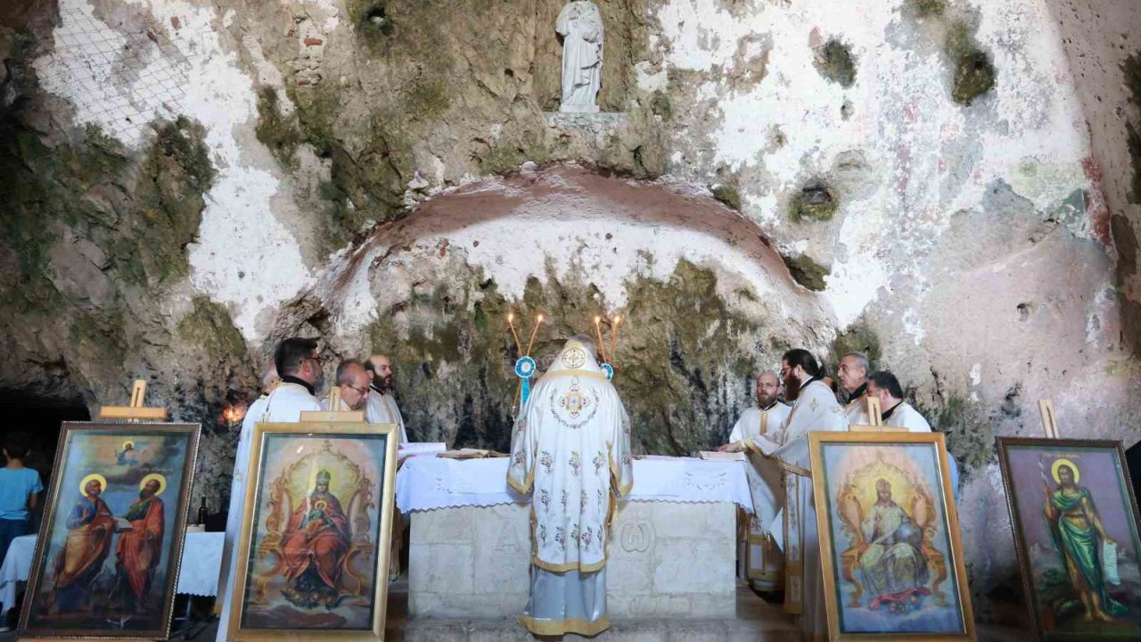 Mağara içindeki St. Pierre Kilisesi’nde bayram ayini