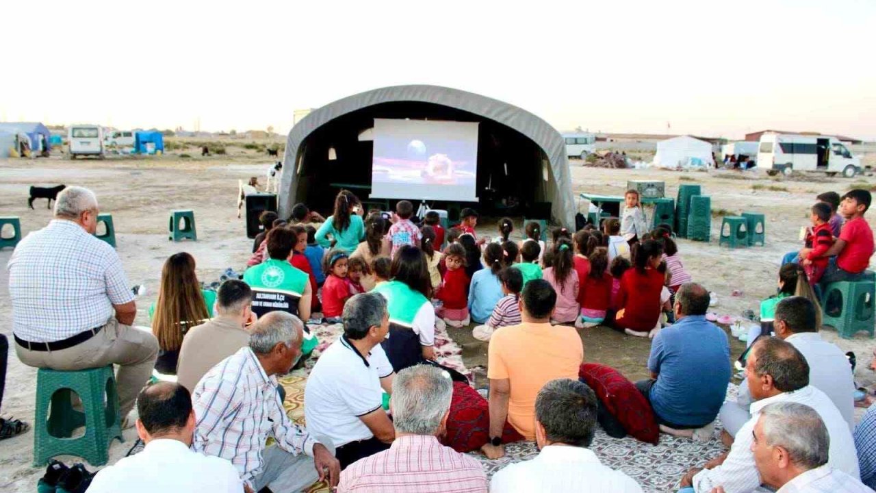 Aksaray’da mevsimlik tarım işçilerinin çadırda sinema keyfi