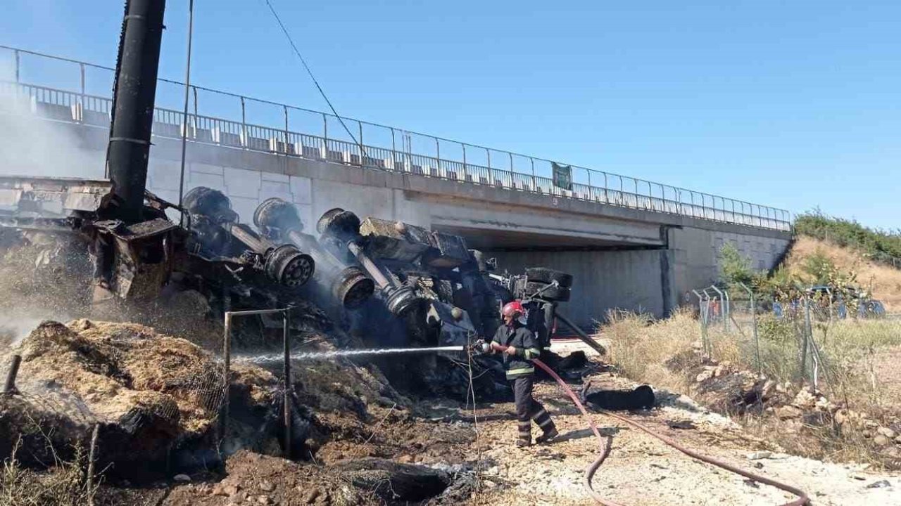 Şanlıurfa’da devrilen saman yüklü tır alev alev yandı