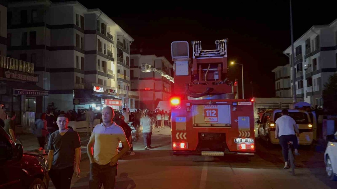 Düzce’de bir binada yangın çıktı, 7 kişi merdivenle tahliye edildi