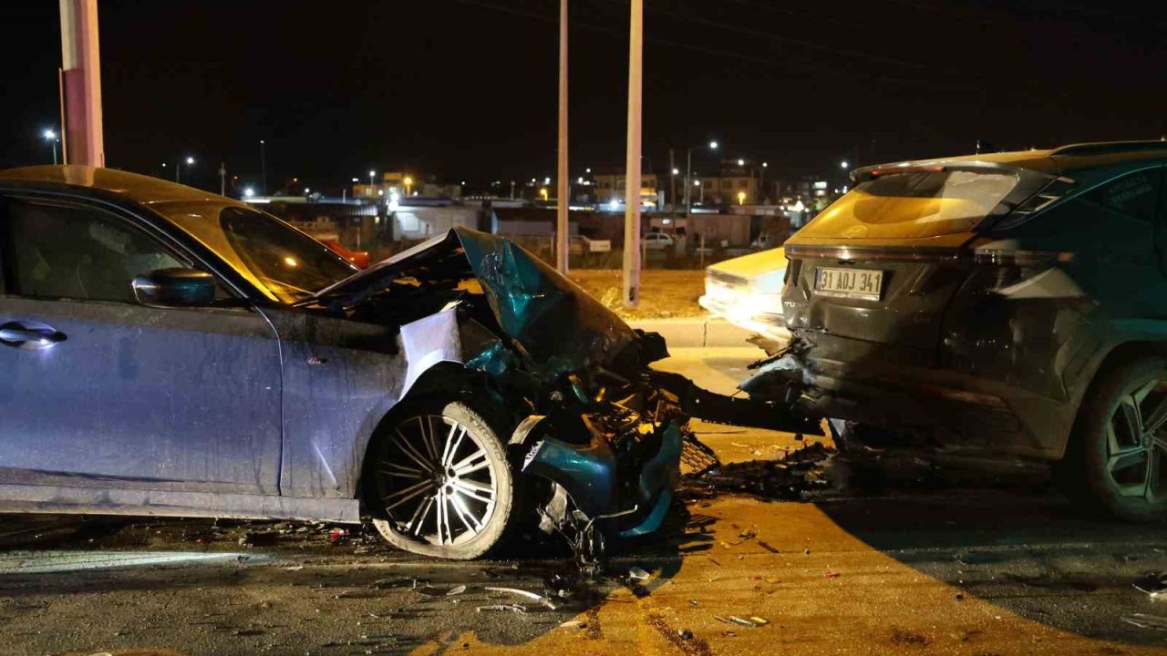 Antakya’da 2 otomobilin çarpıştığı kazada 1 kişi yaralandı