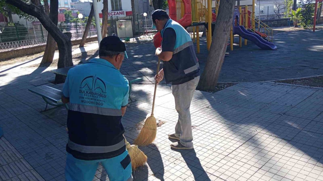 Dulkadiroğlu’nda park ve bahçelerin temizliği