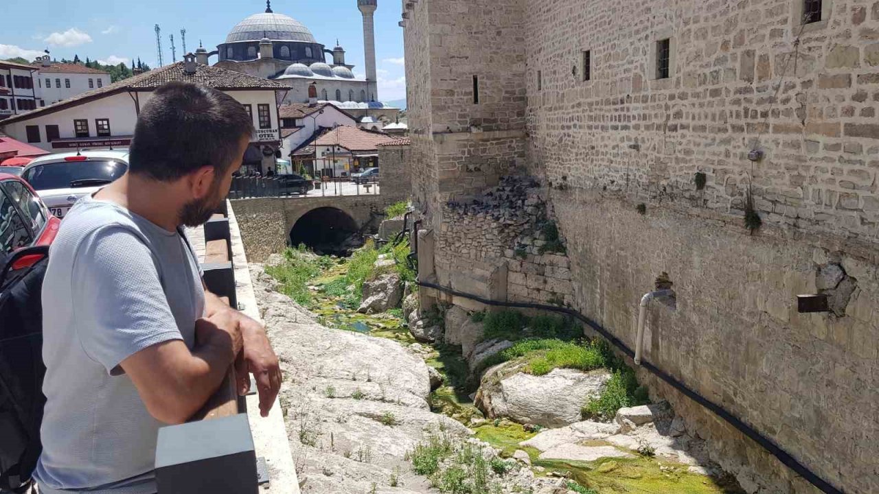 Turizm için açılan Akçasu Deresi yosunla kaplandı