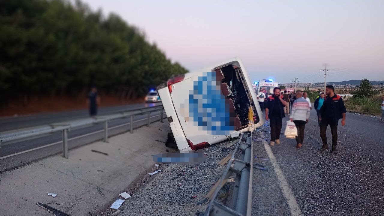 Kontrolden çıkan yolcu otobüsü tahliye kanalına devrildi: 11 yaralı