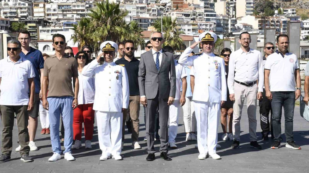 Kuşadası’nda deniz şehitleri anısına Körfez’e çelenk bıraktı