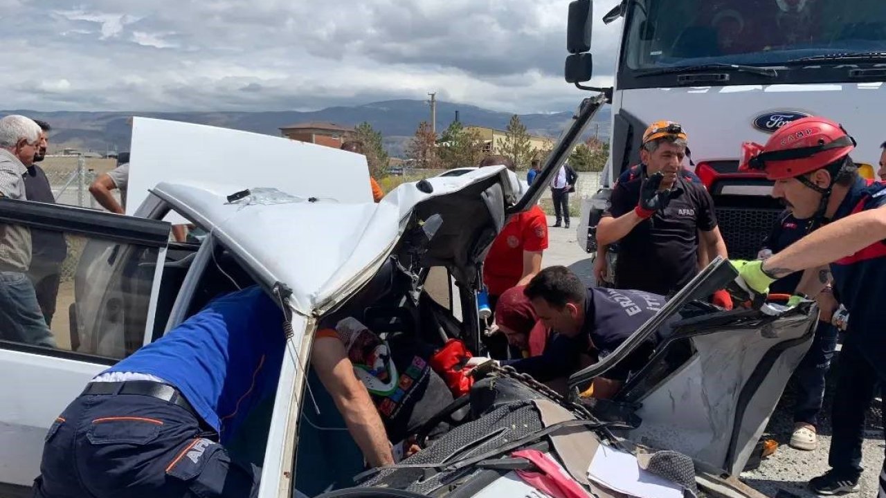 Hurdaya dönen otomobilde sıkışan sürücü kurtarıldı