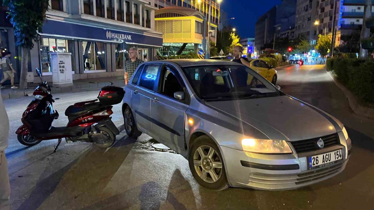 Otomobile çarpan elektrikli bisiklet sürücüsü yaralandı