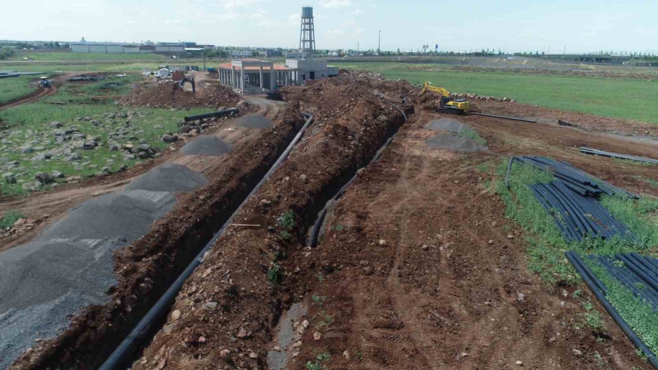 Diyarbakır’da TOKİ deprem konutlarının içmesuyu isale hattında çalışmalar devam ediyor