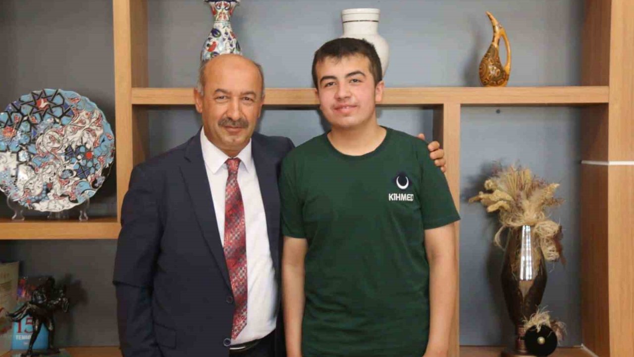 Milli Eğitim Müdürü Başyiğit’ten LGS Türkiye Birincisi Enes Malik Önsay’a tebrik ve destek