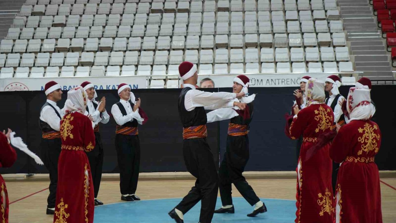 Genç yetenekler, halk oyunlarında hünerlerini sergiledi