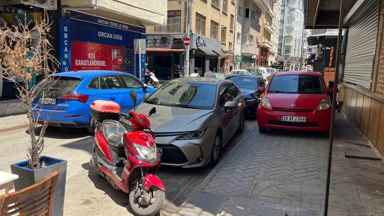 Trafiğe kapalı sokağı motosikletlerden sonra şimdi de otomobiller işgal etti