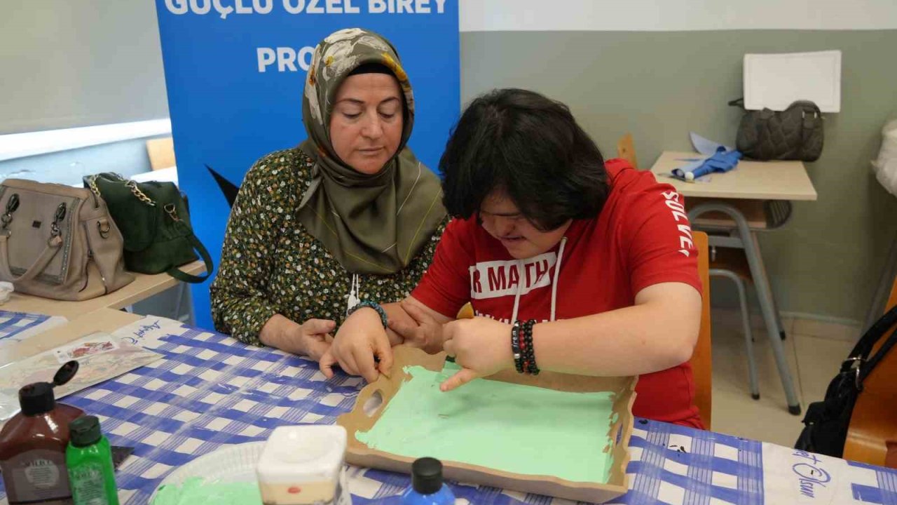 Özel birey anneleri hem meslek öğreniyor hem de çocuklarıyla hoşça vakit geçiriyor