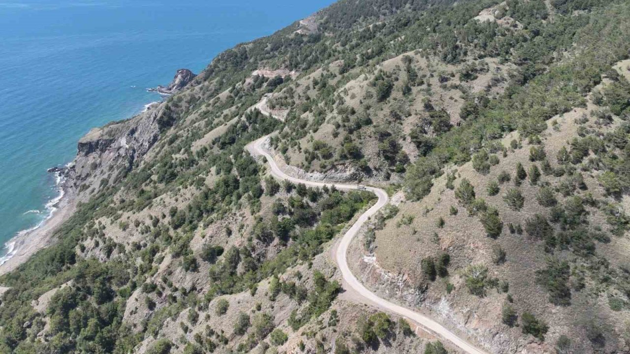 Hatay Büyükşehir Belediye ekipleri Arsuz ilçesinde yol, bakım ve onarım çalışmalarına başladı