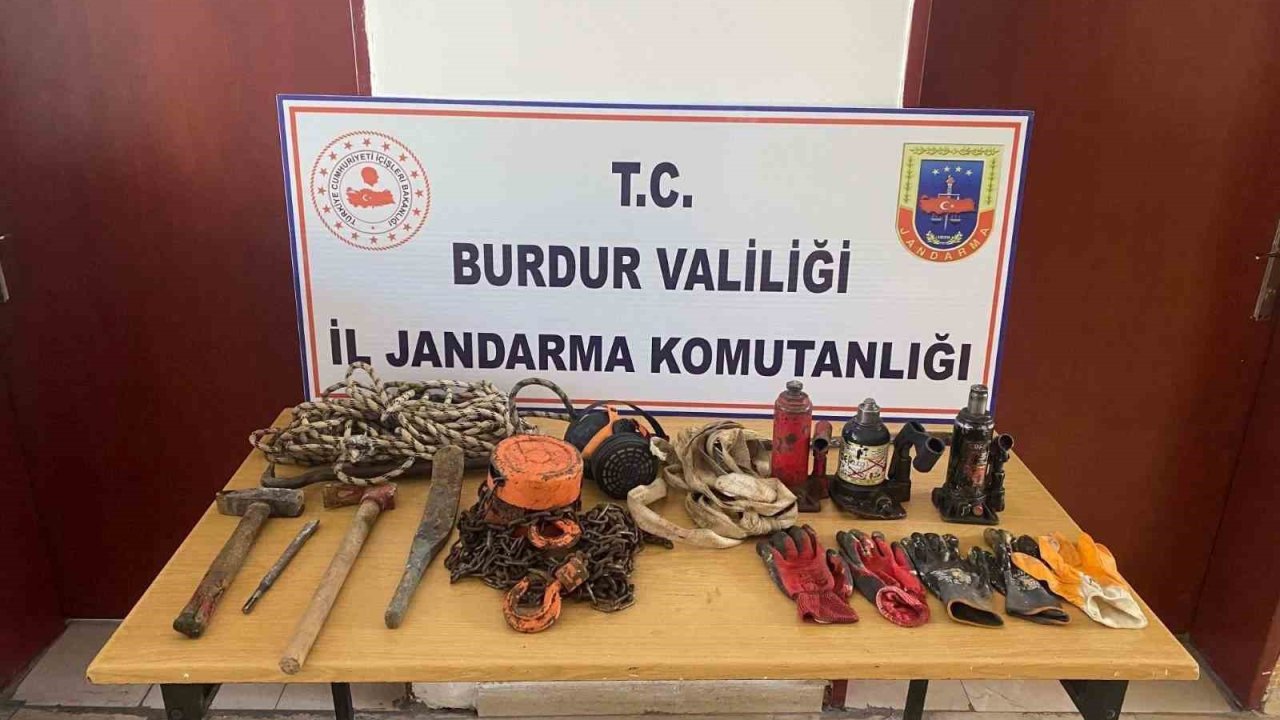 Burdur’da jandarmanın kaçakçılık ve uyuşturucu operasyonlarında 4 kişi tutuklandı