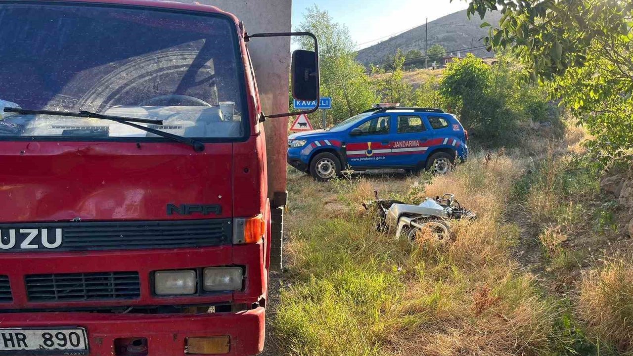 Kamyonetle çarpışan motosiklet sürücüsü yaralandı