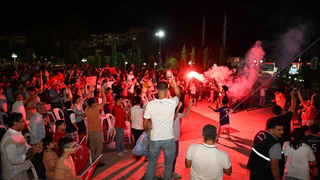 Battalgazi Belediyesi’nde milli maç coşkusu