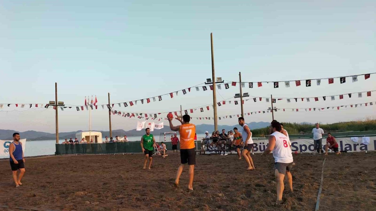 Köyceğiz’de Plaj Hentbol Turnuvası gösteri maçı ile başladı