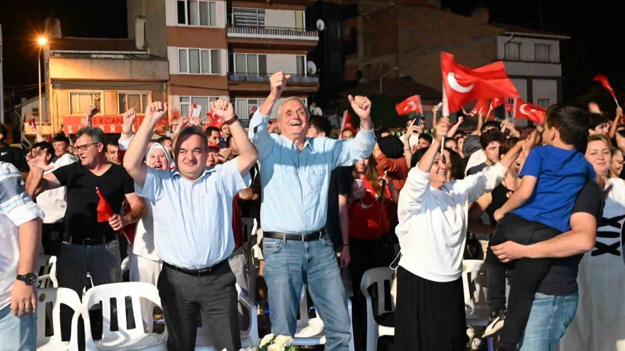 Bozüyük’te Türkiye-Avusturya maçı, kurulan dev ekranda izlendi