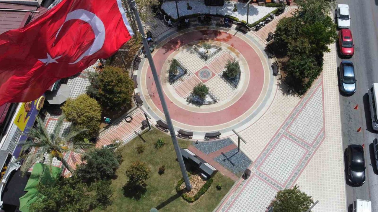 Nazilli Belediyesi’nden meydanda temizlik ve bakım çalışması