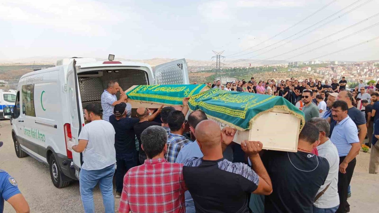 Babaları tarafından öldürülen ağabey ve kız kardeşi son yolcuğuna uğurlandı